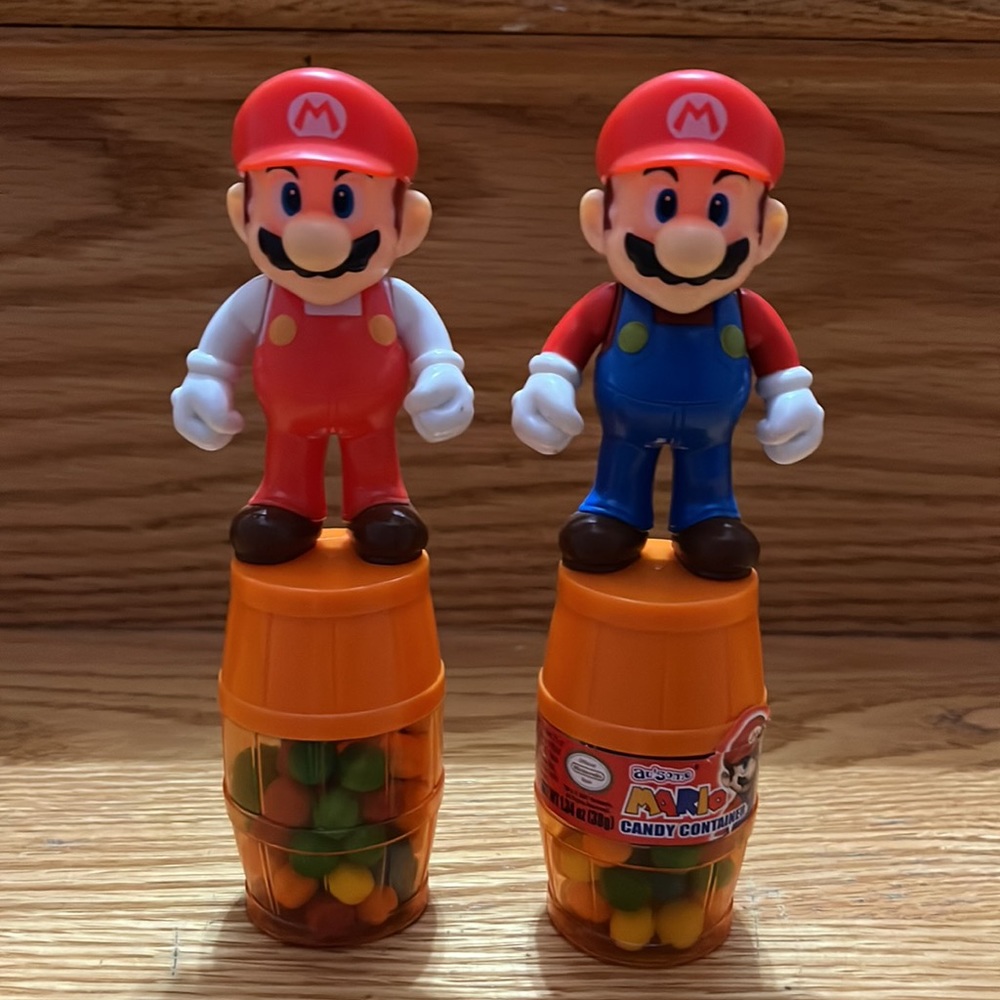 Super Mario Bros 64 Mario Candy Ball Barrel Container w/ Mario Figure poseable